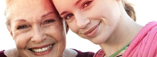 Bilde av to kvinner, en eldre venstre og en yngre rett. Bildet illustrerer historien om O. B. Og vi har bidratt til å bedre livskvaliteten for kvinner i mer enn 65 år.